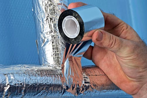 Putkieriste: Pystyputken ja vaakaputken eristeiden teippaaminen yhteen Vesiputken eristys